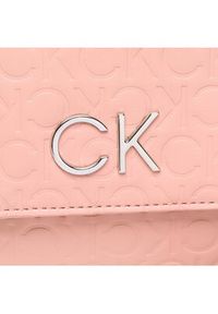 Calvin Klein Torebka Re-Lock Dbl Crossbody Emb Mono K60K610206 Różowy. Kolor: różowy. Materiał: skórzane #4