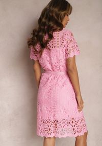 Renee - Różowa Koszulowa Sukienka Midi z Ażurowym Zdobieniem Tatrasi. Kolor: różowy. Materiał: materiał, koronka. Długość rękawa: krótki rękaw. Wzór: ażurowy, aplikacja. Typ sukienki: koszulowe. Długość: midi #4