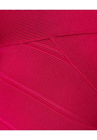 HERVE LEGER - Różowa sukienka bandażowa. Kolor: różowy, wielokolorowy, fioletowy. Materiał: materiał. Typ sukienki: z odkrytymi ramionami. Styl: klasyczny
