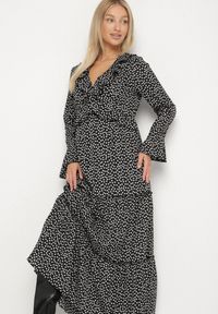 Born2be - Czarna Rozkloszowana Sukienka VICES z Falbankami Ativita. Okazja: na spotkanie biznesowe, do pracy, na co dzień. Typ kołnierza: kołnierz z falbankami. Kolor: czarny. Styl: biznesowy, casual, elegancki #4