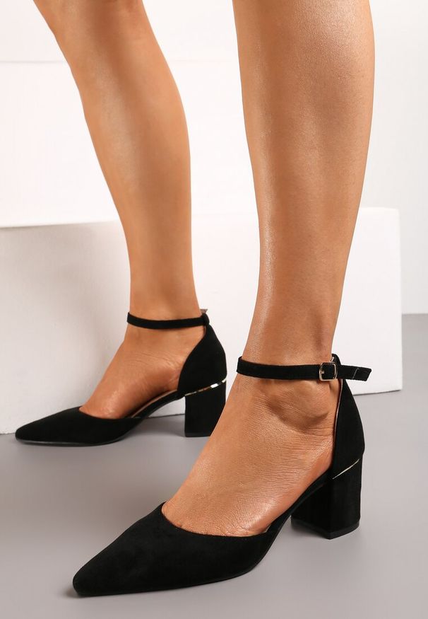 Renee - Czarne Czółenka na Słupku z Imitacji Zamszu z Paskiem Wokół Kostki Tagita. Zapięcie: pasek. Kolor: czarny. Materiał: zamsz. Obcas: na słupku. Wysokość obcasa: średni