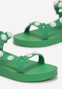 Born2be - Zielone Sandały Megehe. Nosek buta: otwarty. Zapięcie: rzepy. Kolor: zielony. Materiał: guma. Wzór: kwiaty, aplikacja, paski. Sezon: lato