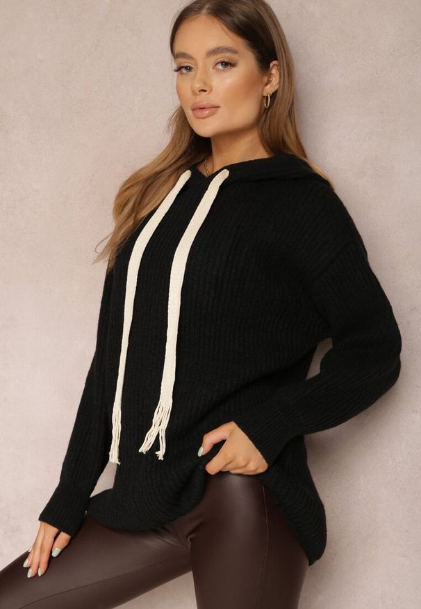 Renee - Czarny Sweter Oversize z Kapturem Ukuroa. Okazja: na co dzień. Typ kołnierza: kaptur. Kolor: czarny. Materiał: jeans. Wzór: aplikacja. Styl: casual