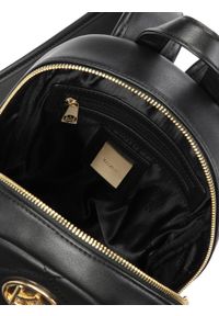 Kazar - Czarny skórzany plecak z dużym monogramem. Kolor: czarny. Materiał: syntetyk, skóra. Wzór: aplikacja. Styl: klasyczny #2