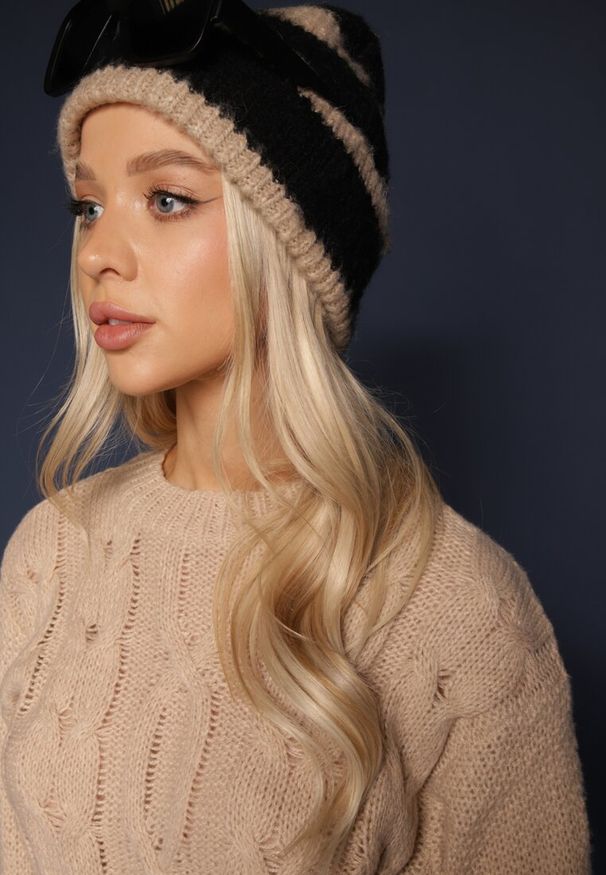 Renee - Ciemnobeżowy Sweter z Bawełną Ozdobiony Tłoczeniem Savariella. Okazja: na co dzień. Kolor: beżowy. Materiał: bawełna. Wzór: aplikacja. Styl: klasyczny, elegancki, casual