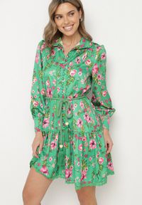Born2be - Zielona Koszulowa Sukienka ze Stójką i Falbanką Madalyn. Typ kołnierza: kołnierzyk stójkowy. Kolor: zielony. Materiał: koronka. Typ sukienki: koszulowe #5