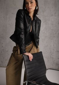 Renee - Czarna Kurtka w Stylu Gładkiej Ramoneski z Dekoltem Crew Neck Issanore. Okazja: na co dzień. Kolor: czarny. Materiał: skóra, poliester. Wzór: gładki. Styl: casual, klasyczny #7