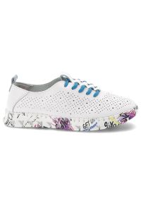 Półbuty damskie Vinceza, cholewka ze skóry naturalnej z perforacją zapewniającą przewiewność klasyczne wiązanie w kontrastowym kolorze, białe, 102656. Okazja: na co dzień. Zapięcie: sznurówki. Kolor: biały. Materiał: skóra. Szerokość cholewki: normalna #5