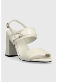 Calvin Klein sandały skórzane BLOCK HL SANDAL 85HH W/HW kolor biały HW0HW01486. Zapięcie: klamry. Kolor: beżowy. Materiał: skóra. Wzór: gładki. Obcas: na obcasie. Wysokość obcasa: średni #4