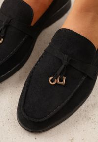 Renee - Czarne Mokasyny VICES Casualowe ze Skórzaną Wkładką i Metalowymi Ozdobami Dinsmore. Okazja: na co dzień. Nosek buta: okrągły. Kolor: czarny. Materiał: skóra. Wzór: aplikacja. Obcas: na obcasie. Styl: casual. Wysokość obcasa: niski #6