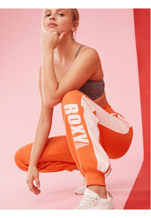 Roxy Spodnie dresowe Ess Nrj Cbk Jog Otlr ERJFB03366 Pomarańczowy Regular Fit. Kolor: pomarańczowy. Materiał: bawełna. Sport: joga i pilates