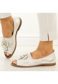 DEONI - Złote przec.04 skórzane Polskie sandały damskie z zakrytą piętą Deoni D487A. Okazja: na co dzień. Kolor: złoty. Materiał: skóra. Wzór: aplikacja, kwiaty. Sezon: wiosna, lato. Styl: elegancki, casual #1