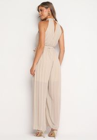 Born2be - Beżowy Taliowany Kombinezon z Dekoltem Typu Halter z Gumką w Pasie i Materiałowym Paskiem Xolefia. Okazja: na co dzień, na imprezę. Kolor: beżowy. Materiał: materiał. Styl: casual, elegancki #2