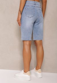 Renee - Jasnoniebieskie Szorty Jeansowe High Waist z Bawełny z Przetarciami Nelsandra. Stan: podwyższony. Kolor: niebieski. Materiał: bawełna, jeans. Długość: krótkie. Styl: wizytowy, elegancki #4