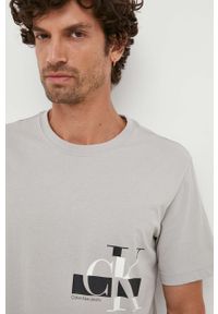 Calvin Klein Jeans t-shirt bawełniany kolor szary z nadrukiem. Kolor: szary. Materiał: bawełna. Długość rękawa: krótki rękaw. Długość: krótkie. Wzór: nadruk. Styl: klasyczny #3
