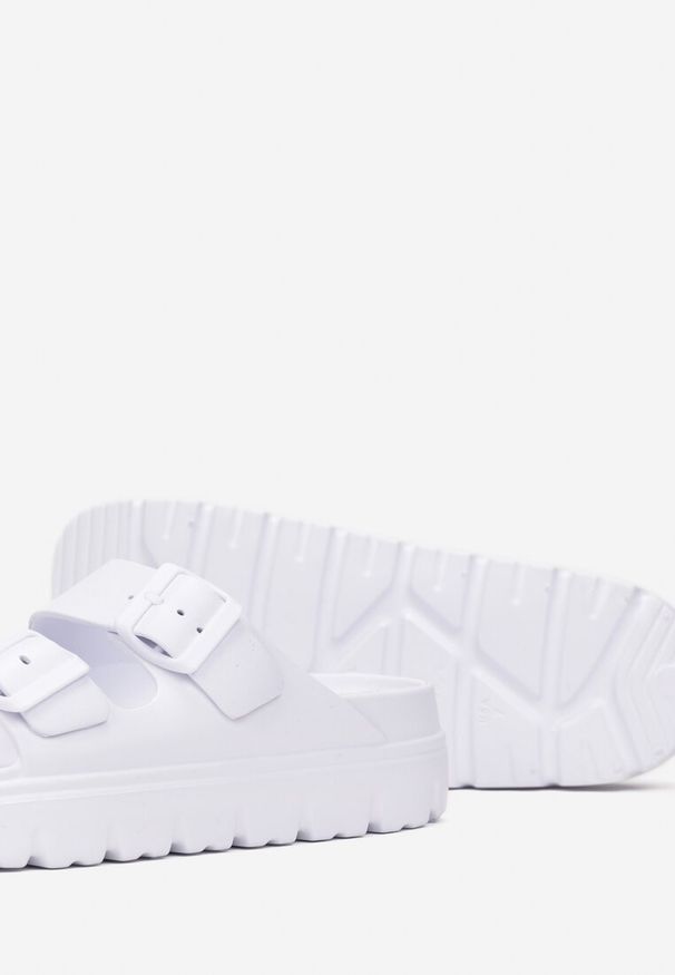 Born2be - Białe Klapki z Paskami ze Sprzączkami na Platformie Avalona. Okazja: na co dzień, na spacer. Kolor: biały. Sezon: lato. Obcas: na platformie. Styl: casual, elegancki