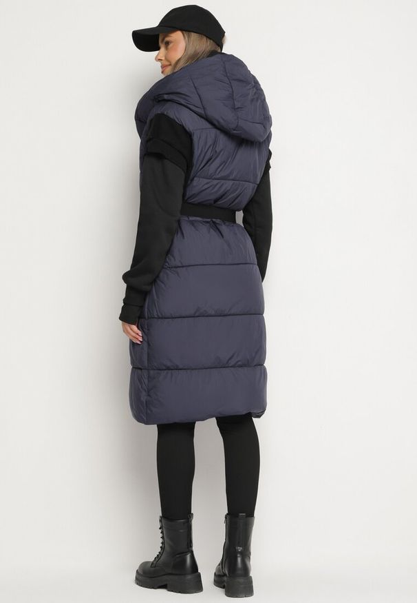 Born2be - Granatowa Długa Kopertowa Pikowana Kamizelka z Łączonych Materiałów z Kapturem Nerins. Okazja: na co dzień. Typ kołnierza: kaptur. Kolor: niebieski. Materiał: materiał. Długość: długie. Styl: casual, sportowy