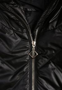 Renee - Czarna Pikowana Kurtka z Nieodpinanym Kapturem z Ozdobną Naszywką Chloreris. Okazja: na co dzień. Kolor: czarny. Materiał: poliester, jeans. Wzór: aplikacja. Sezon: wiosna. Styl: casual #6