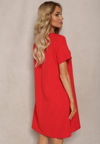 Renee - Czerwona Trapezowa Sukienka Mini z Krótkim Rękawem i Kieszeniami Vrea. Kolor: czerwony. Długość rękawa: krótki rękaw. Typ sukienki: trapezowe. Styl: elegancki. Długość: mini #3
