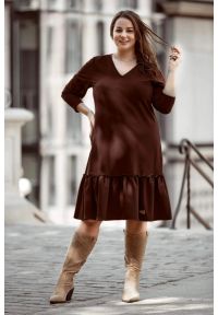 Moda Size Plus Iwanek - Czekoladowa dresowa sukienka Alice z falbanką PLUS SIZE XXL OVERSIZE JESIEŃ. Okazja: na co dzień. Typ kołnierza: dekolt w kształcie V. Kolekcja: plus size. Kolor: brązowy. Materiał: dresówka. Sezon: jesień. Typ sukienki: oversize, dla puszystych. Styl: casual, elegancki #1