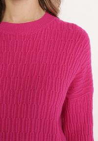 Born2be - Fuksjowy Sweter o Klasycznym Kroju z Wytłoczonym Wzorem Gundall. Kolor: różowy. Styl: klasyczny #3
