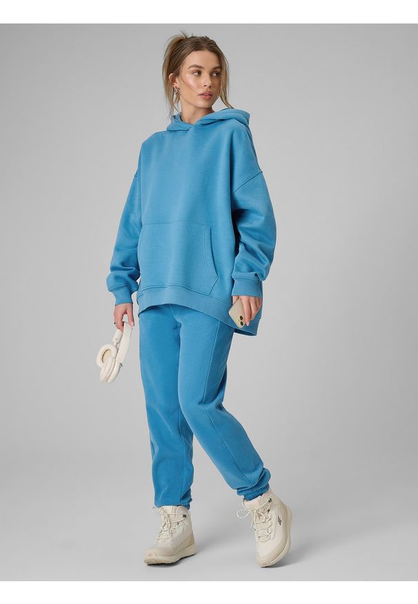 4f - 4F Bluza dresowa loose z kapturem damska - niebieska M. Typ kołnierza: kaptur. Kolor: niebieski. Materiał: dresówka
