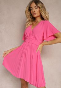 Renee - Fuksjowa Sukienka Plisowana z Paskiem i Kopertowym Dekoltem Azelea. Kolor: różowy. Materiał: materiał. Typ sukienki: kopertowe #1