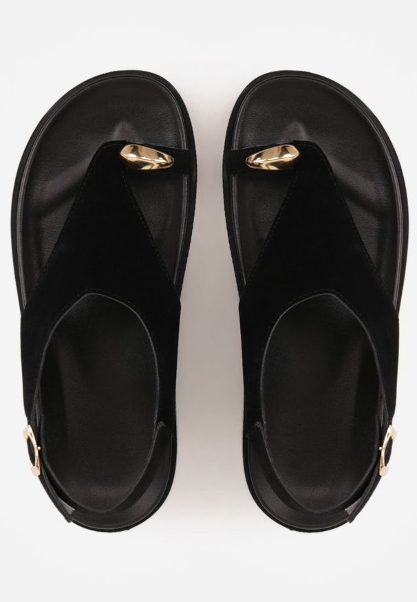 Renee - Czarne Sandały z Ozdobnym Paskiem na Palec i Metaliczną Ozdobą Brizesh. Okazja: na co dzień. Zapięcie: pasek. Kolor: czarny. Materiał: len. Wzór: aplikacja. Sezon: lato. Styl: casual