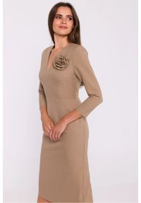 Stylove - Elegancka sukienka ołówkowa z dekoltem V beżowa. Okazja: na spotkanie biznesowe. Kolor: beżowy. Materiał: tkanina. Typ sukienki: ołówkowe. Styl: elegancki #3