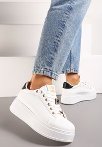 Renee - Biało-Czarne Sneakersy na Niskiej Platformie z Ozdobnymi Metalowymi Aplikacjami Auala. Kolor: biały. Wzór: aplikacja. Obcas: na platformie #2