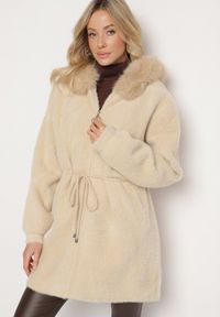 Born2be - Beżowy Płaszcz o Długim Kroju z Futrem i Ściągaczem w Talii Delirith. Okazja: na co dzień. Typ kołnierza: kaptur. Kolor: beżowy. Materiał: futro. Długość: długie. Styl: casual, elegancki #5