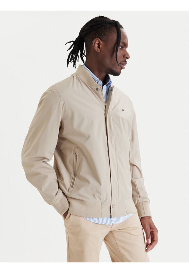 TOMMY HILFIGER - Tommy Hilfiger Kurtka bomber MW0MW36665 Beżowy Regular Fit. Kolor: beżowy. Materiał: syntetyk