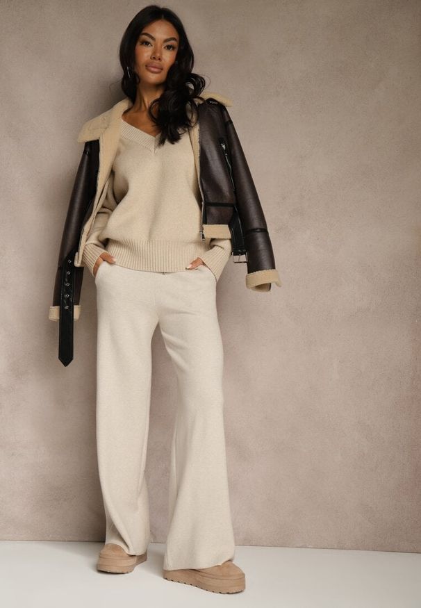 Renee - Jasnobeżowe Szerokie Spodnie Dzianinowe Ozdobione Sznurkami Meretusa. Okazja: na co dzień, do pracy, na spotkanie biznesowe. Stan: podwyższony. Kolor: beżowy. Materiał: dzianina. Wzór: aplikacja. Styl: biznesowy, klasyczny, casual