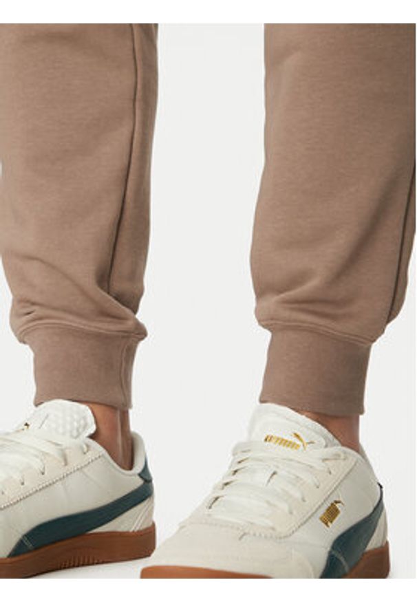 Puma Spodnie dresowe Ess No. 1 Logo 682609 Brązowy Regular Fit. Kolor: brązowy. Materiał: bawełna