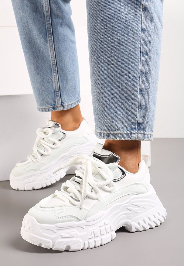 Renee - Białe Sneakersy z Podwójnymi Sznurówkami i Tłoczoną Platformą Luppoa. Kolor: biały. Materiał: jeans, dzianina. Obcas: na platformie