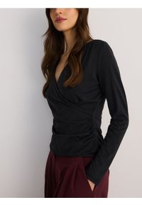 Reserved - Bluzka z kopertowym dekoltem - ciemnoszary. Kolor: szary. Materiał: dzianina #1