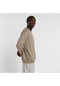 Bluza męska New Balance MT41547DOK – beżowa. Kolor: beżowy. Materiał: tkanina, bawełna, dresówka. Wzór: napisy #5