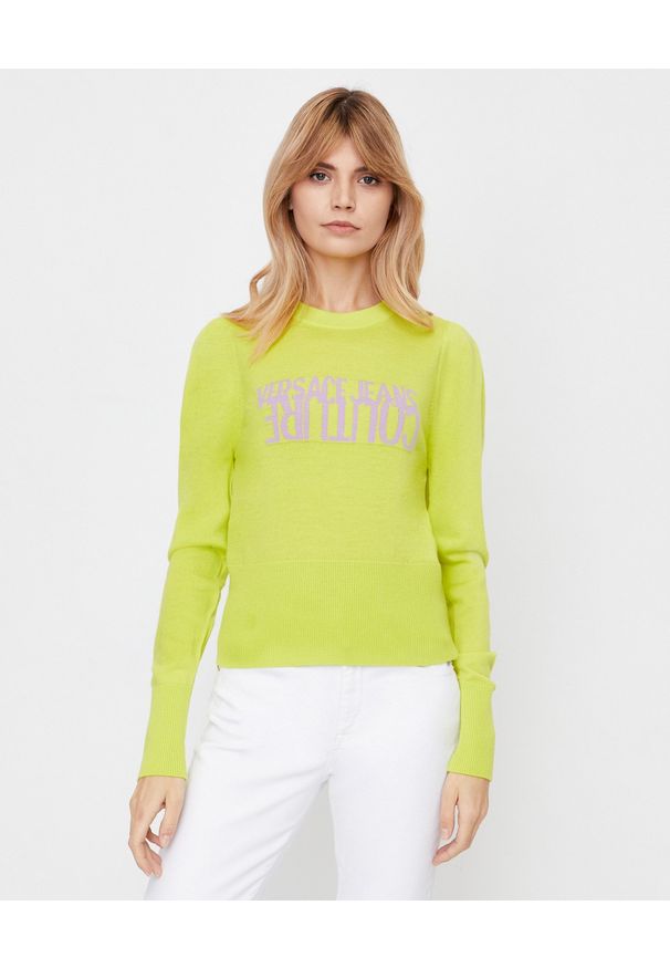Versace Jeans Couture - VERSACE JEANS COUTURE - Zielony sweter z logo. Kolor: zielony. Materiał: wełna. Długość rękawa: długi rękaw. Długość: długie. Sezon: jesień