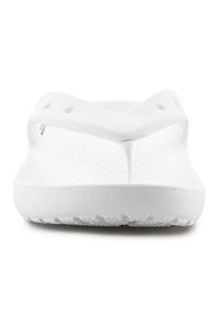 Japonki Crocs Classic Flip V2 209402-100 białe. Okazja: na spacer. Kolor: biały. Materiał: materiał. Sezon: lato. Styl: elegancki, wakacyjny #5