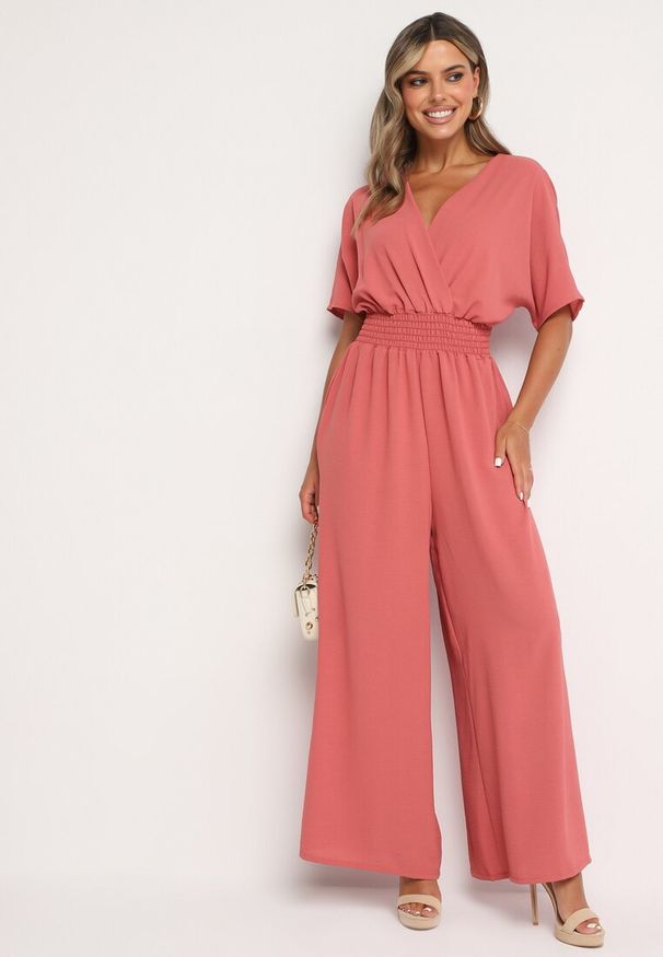 Born2be - Ciemnoróżowy Kopertowy Kombinezon z Gumką w Talii i Szerokimi Nogawkami Vimashea. Okazja: na co dzień. Kolor: różowy. Styl: casual, elegancki