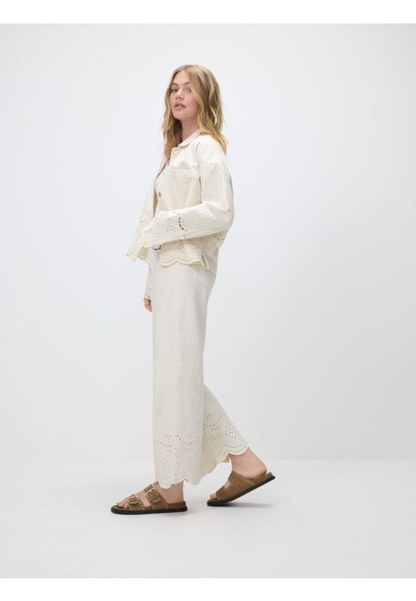 Reserved - Jeansy wide leg z ażurowym wzorem - kremowy. Kolor: kremowy. Materiał: jeans. Wzór: ażurowy