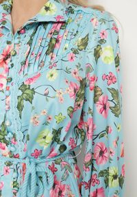 Born2be - Niebieska Koszulowa Sukienka ze Stójką i Falbanką Madalyn. Typ kołnierza: kołnierzyk stójkowy. Kolor: niebieski. Materiał: koronka. Typ sukienki: koszulowe #4