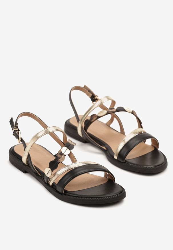 Born2be - Czarne Sandały z Ozdobnymi Kołami Helfitis. Okazja: na co dzień, na spacer. Nosek buta: okrągły. Zapięcie: sprzączka. Kolor: czarny. Wzór: aplikacja. Obcas: na obcasie. Styl: casual, elegancki. Wysokość obcasa: niski