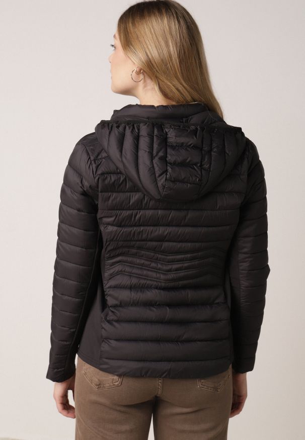 Born2be - Czarna Pikowana Kurtka Przejściowa z Kapturem i Elastycznymi Panelami Feziala. Okazja: na co dzień. Typ kołnierza: kaptur. Kolor: czarny. Materiał: jeans, nylon. Sezon: wiosna. Styl: casual, sportowy