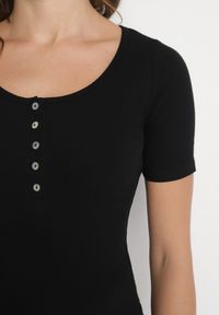 Born2be - Czarny Prążkowany T-shirt z Bawełny Ozdobiony Guzikami Tasavia. Okazja: na co dzień. Kolor: czarny. Materiał: bawełna, prążkowany. Wzór: aplikacja. Styl: klasyczny, elegancki, casual #4