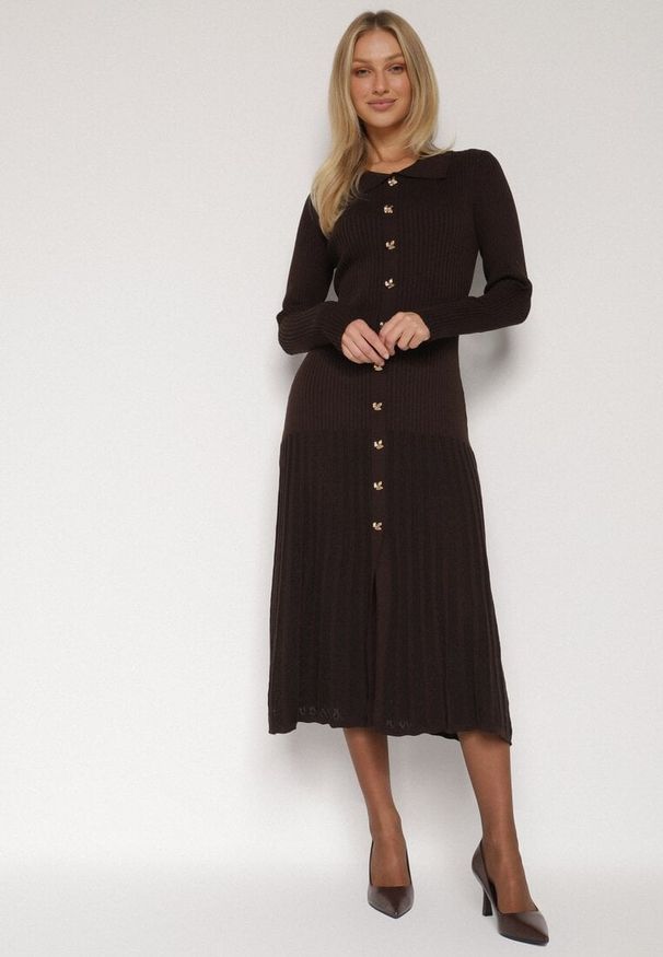 Born2be - Brązowa Wiskozowa Sukienka Sweterkowa z Guzikami Zozaria. Okazja: na co dzień. Kolor: brązowy. Materiał: wiskoza. Typ sukienki: proste. Styl: casual, elegancki, klasyczny