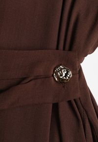 Renee - Brązowa Koszulowa Sukienka z Wiskozy z Asymetrycznym Drapowaniem i Guzikiem Hetasa. Okazja: na co dzień. Kolor: brązowy. Materiał: wiskoza. Długość rękawa: długi rękaw. Typ sukienki: asymetryczne, koszulowe. Styl: casual, elegancki #4