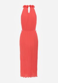 Renee - Czerwona Sukienka z Dekoltem Typu Halter z Materiałowym Paskiem w Talii i Aplikacjami 3D Dimnnia. Okazja: na co dzień, na imprezę. Typ kołnierza: dekolt halter. Kolor: czerwony. Materiał: materiał. Długość rękawa: bez ramiączek. Wzór: aplikacja. Typ sukienki: proste. Styl: elegancki, casual #2