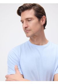 Reserved - T-shirt regular fit z lnem - jasnoniebieski. Kolor: niebieski. Materiał: len