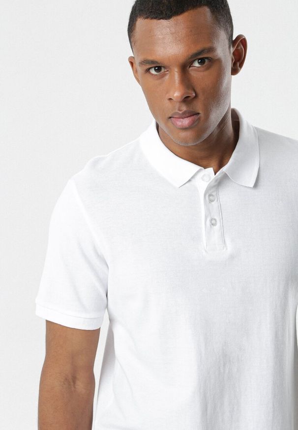 Born2be - Biała Koszulka Ashose. Typ kołnierza: polo. Kolor: biały. Materiał: dzianina. Długość rękawa: krótki rękaw. Długość: krótkie. Wzór: jednolity. Styl: sportowy